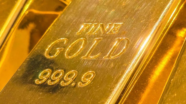 一根带有数字 999.99 的纯金条。 
