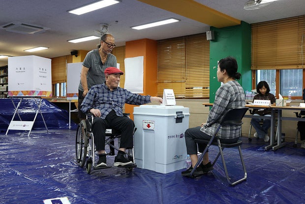 韩国举行总统选举 